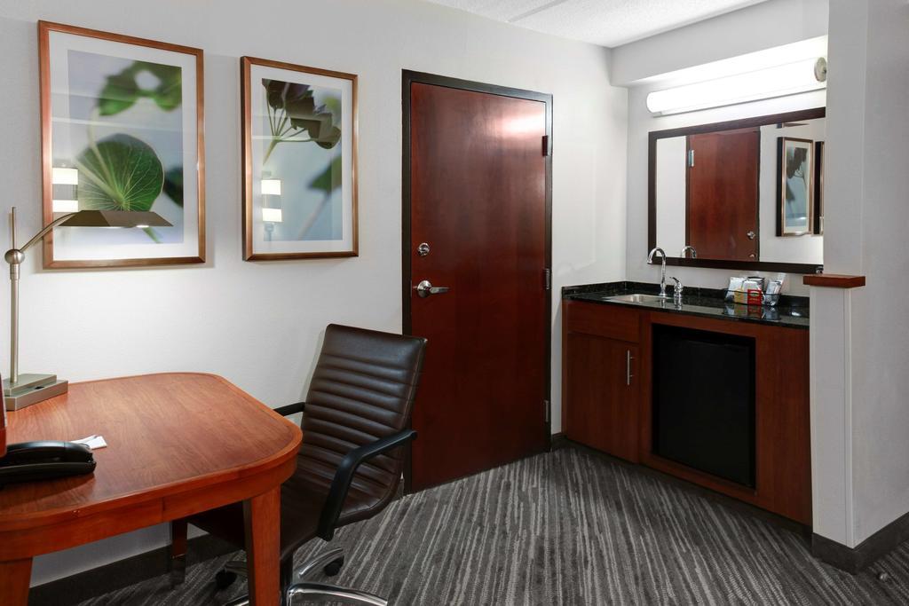 Hyatt Place Tampa Busch Gardens Exterior photo